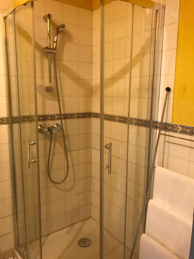 Hotel Magdeleine Romans-sur-Isère Buitenkant foto