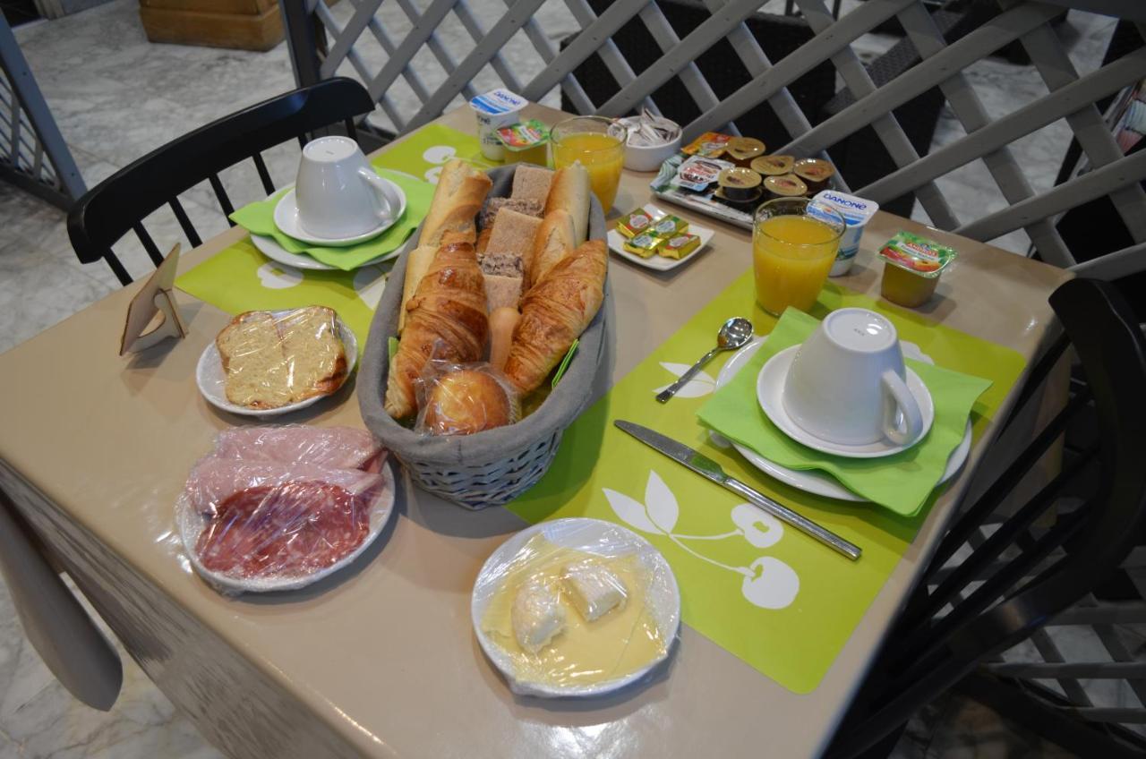 Hotel Magdeleine Romans-sur-Isère Buitenkant foto
