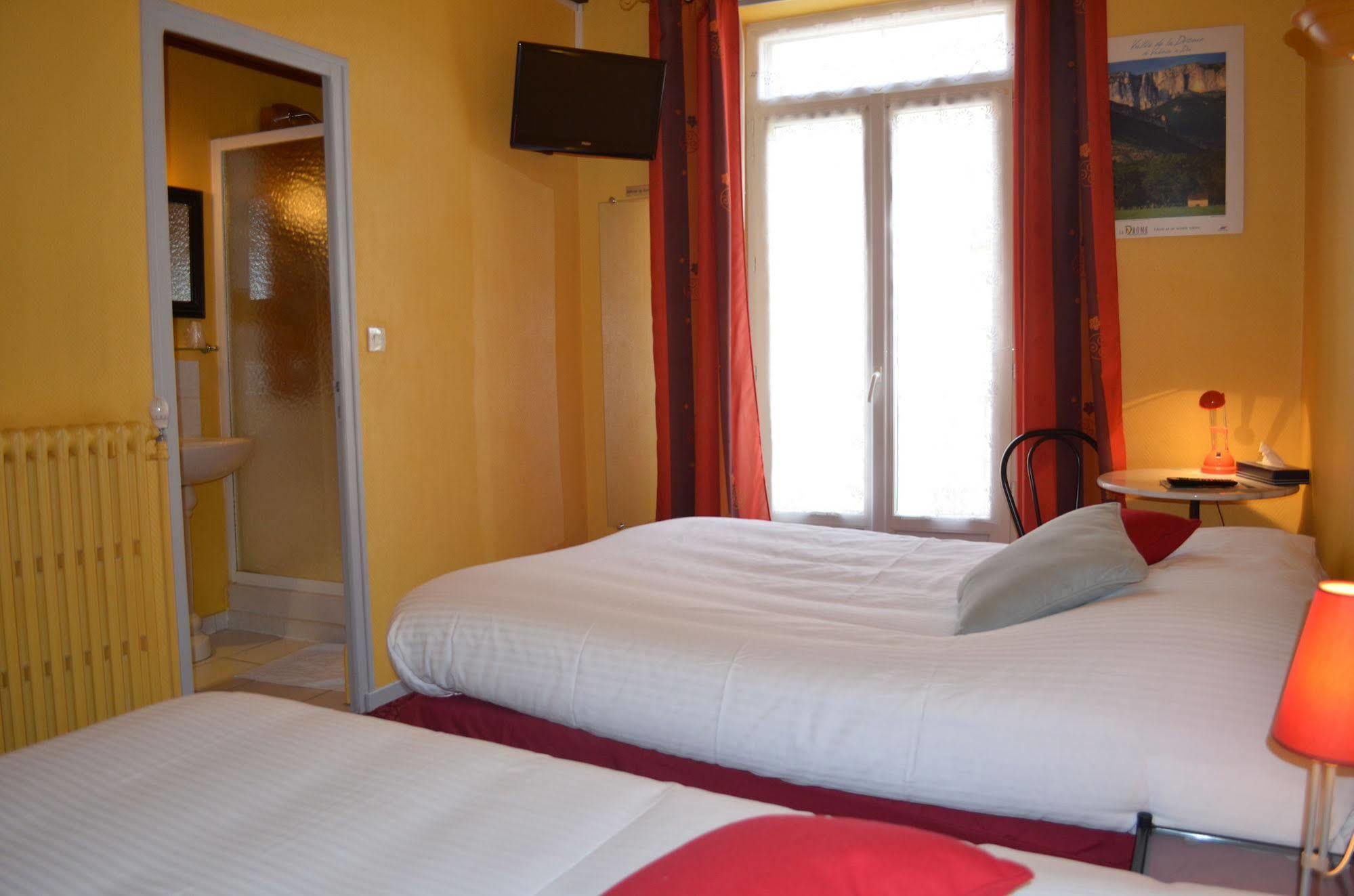 Hotel Magdeleine Romans-sur-Isère Buitenkant foto